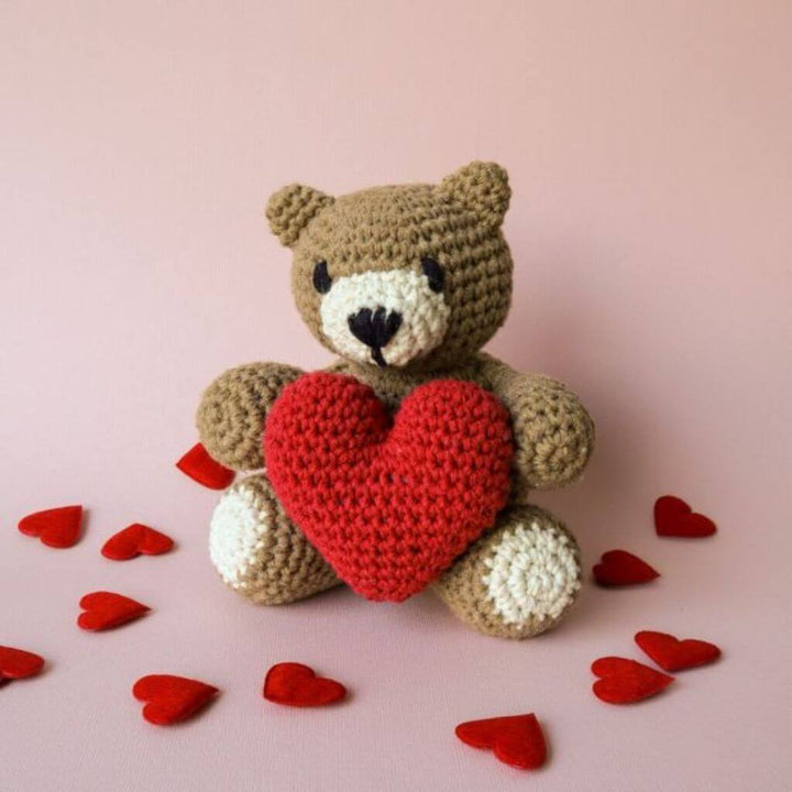 Hoooked Amigurumi Teddybär Valentino mit Herz Häkelset - Hoooked bei bei bei bei bei bei bei bei bei bei Lieblingsgarn