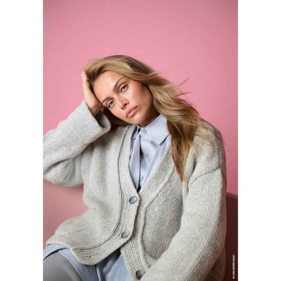 Lana Grossa Klassische Strickjacke mit Taschen Strickanleitung – Produktansicht bei bei bei bei bei bei bei bei Lieblingsgarn