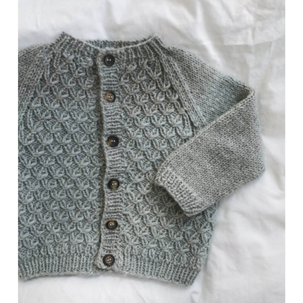 PetiteKnit Pattern Kinderstrickjacke Carls Cardigan Strickanleitung - PetiteKnit (Heft) bei bei bei bei bei bei Lieblingsgarn