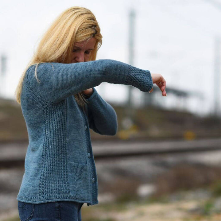 Christina Körber-Reith Monday in Blue Strickjacke - Christiana Körber-Reith (PDF) bei bei bei bei bei bei bei Lieblingsgarn