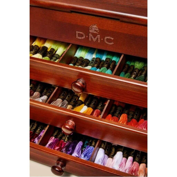 DMC Kleine Vintage Box mit 120 Strängchen von Mouliné-Garn bei bei bei bei bei bei bei bei bei bei Lieblingsgarn