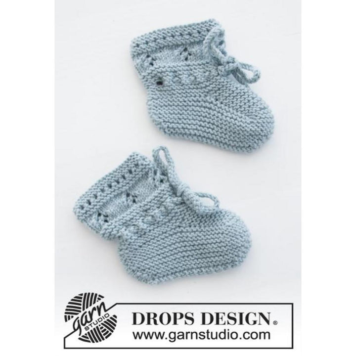 Baby Jacke mit Schühchen im Lochmuster Strickanleitung - Drops Design (PDF) bei bei bei bei bei bei bei bei Lieblingsgarn
