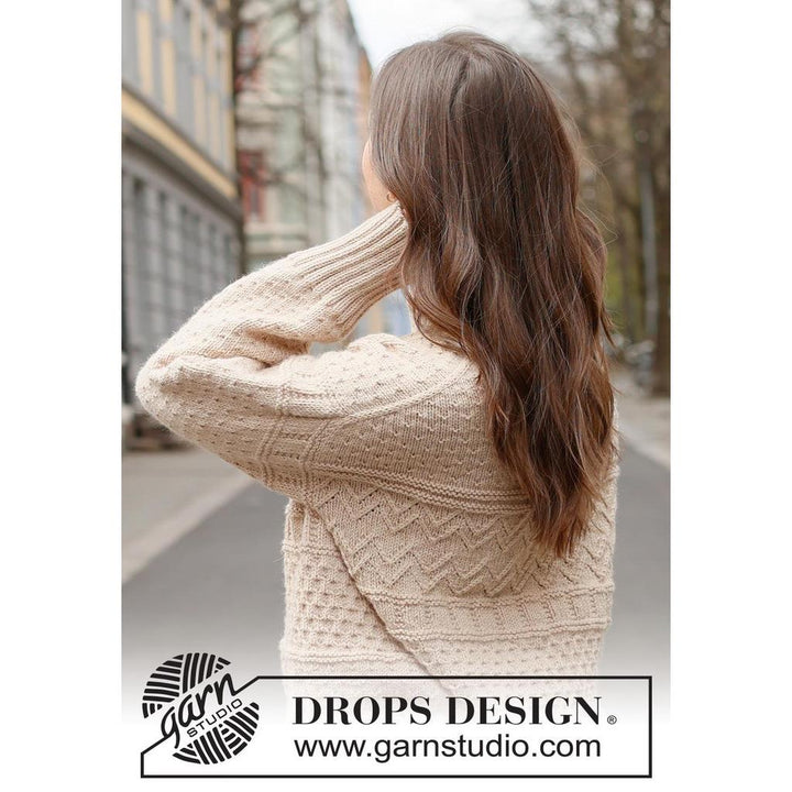 Pullover mit Reliefmuster und doppelter Halsblende Strickanleitung - Drops Design (PDF) bei bei bei bei bei bei Lieblingsgarn