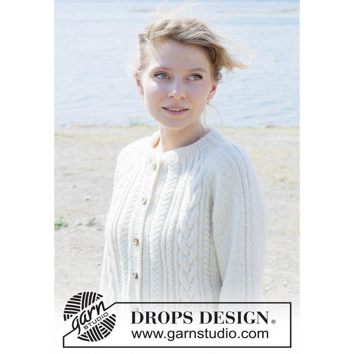 Strickjacke mit Zopfmuster und doppelter Halsblende Strickanleitung - Drops Design (PDF) bei bei bei bei bei Lieblingsgarn