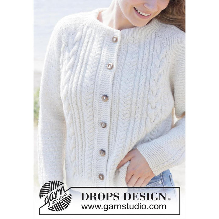 Strickjacke mit Zopfmuster und doppelter Halsblende Strickanleitung - Drops Design (PDF) bei bei bei bei bei Lieblingsgarn