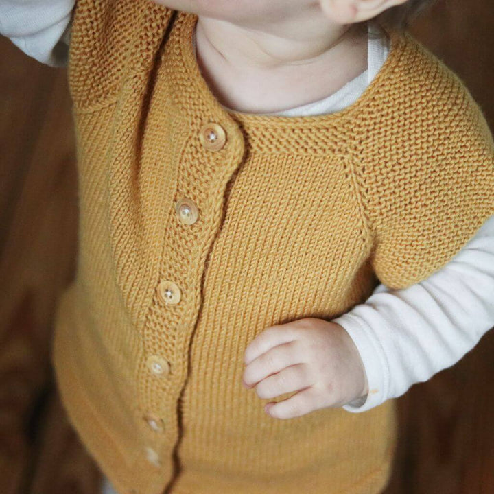 Frau Riedel strickt Garda Vest Mini Strickanleitung - Frau Riedel strickt (PDF) bei bei bei bei bei bei bei bei Lieblingsgarn