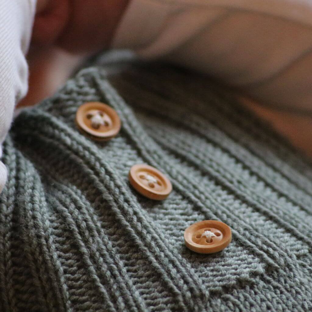 Frau Riedel strickt Levis Strampler Strickanleitung - Frau Riedel strickt (PDF) bei bei bei bei bei bei bei bei Lieblingsgarn