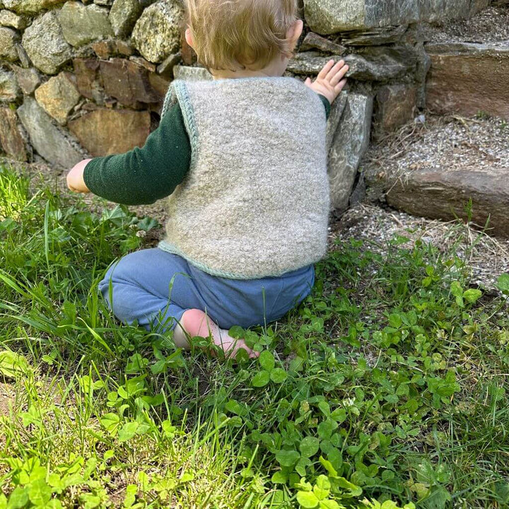 Frau Riedel strickt Weste Toni Mini Strickanleitung - Frau Riedel strickt (PDF) bei bei bei bei bei bei bei bei Lieblingsgarn