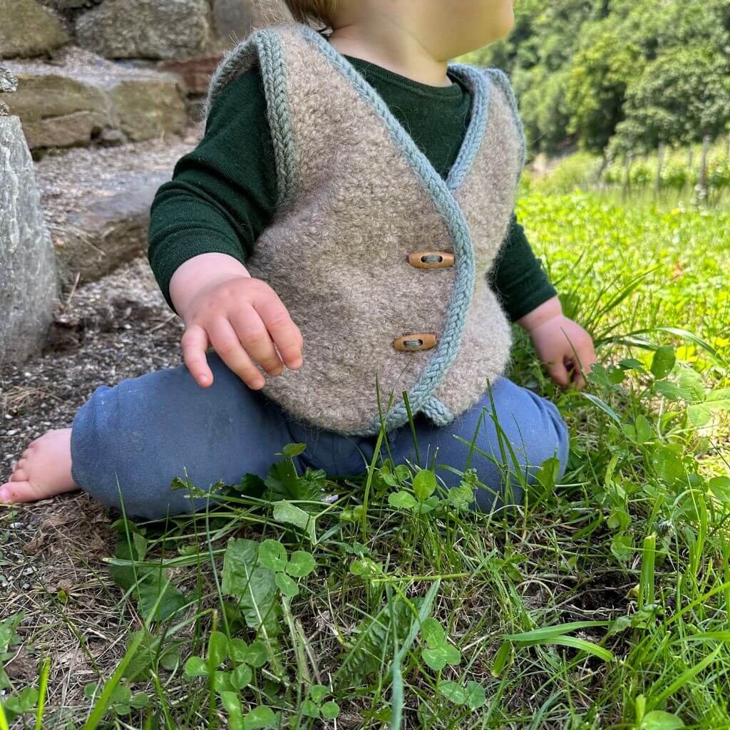 Frau Riedel strickt Weste Toni Mini Strickanleitung - Frau Riedel strickt (PDF) bei bei bei bei bei bei bei bei Lieblingsgarn