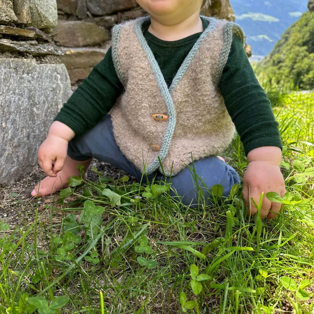 Frau Riedel strickt Weste Toni Mini Strickanleitung - Frau Riedel strickt (PDF) bei bei bei bei bei bei bei bei Lieblingsgarn