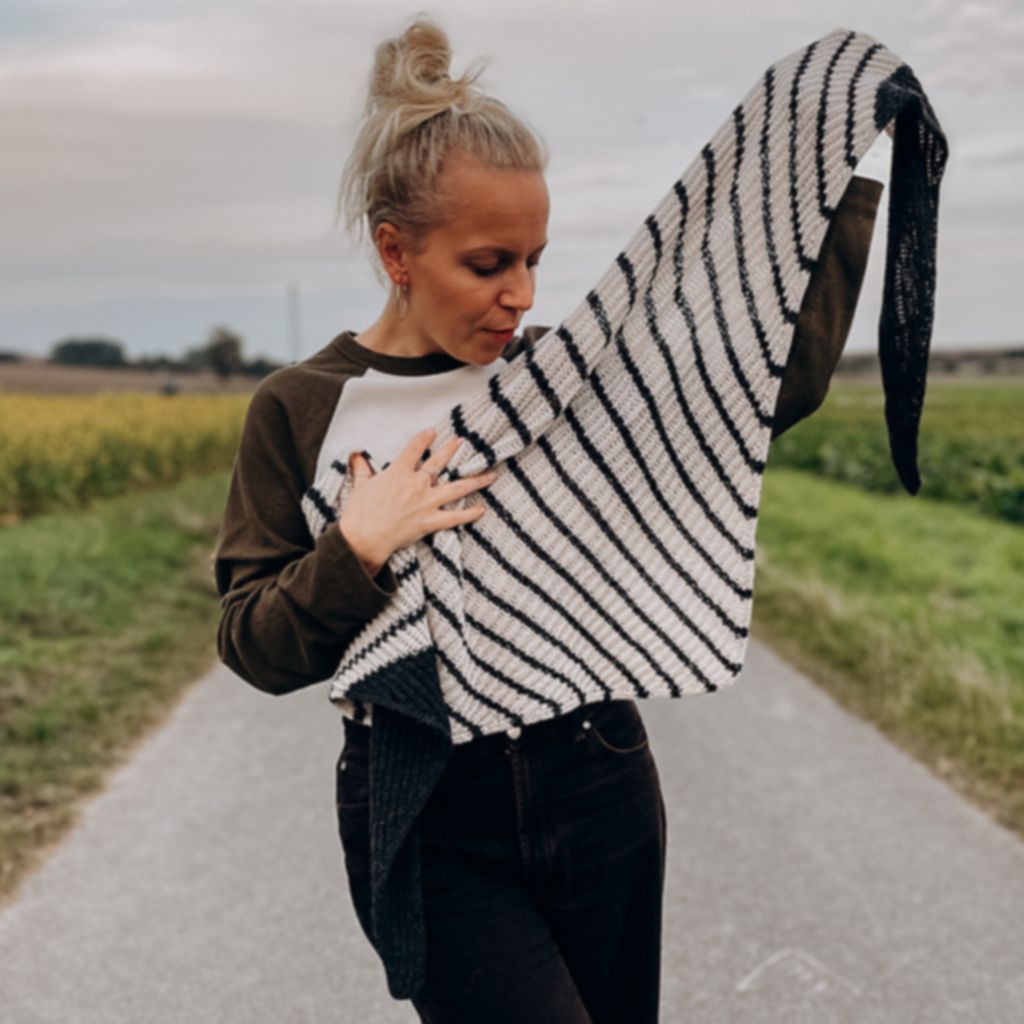 Katharina Lehmann Tuch Contrast Love Strickanleitung – Produktansicht bei bei bei bei bei bei bei bei bei bei Lieblingsgarn