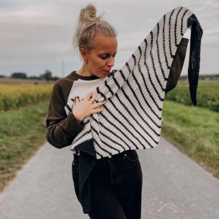 Katharina Lehmann Tuch Contrast Love Strickanleitung – Produktansicht bei bei bei bei bei bei bei bei bei bei Lieblingsgarn