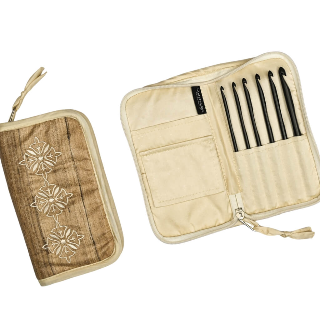 Lantern Moon Häkelnadelset Radiance – Produktansicht, Holz bei bei bei bei bei bei bei bei bei bei Lieblingsgarn