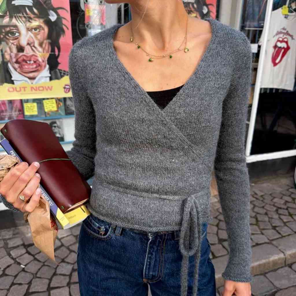 PetiteKnit Lucy Wrap Strickanleitung – Produktansicht bei bei bei Lieblingsgarn