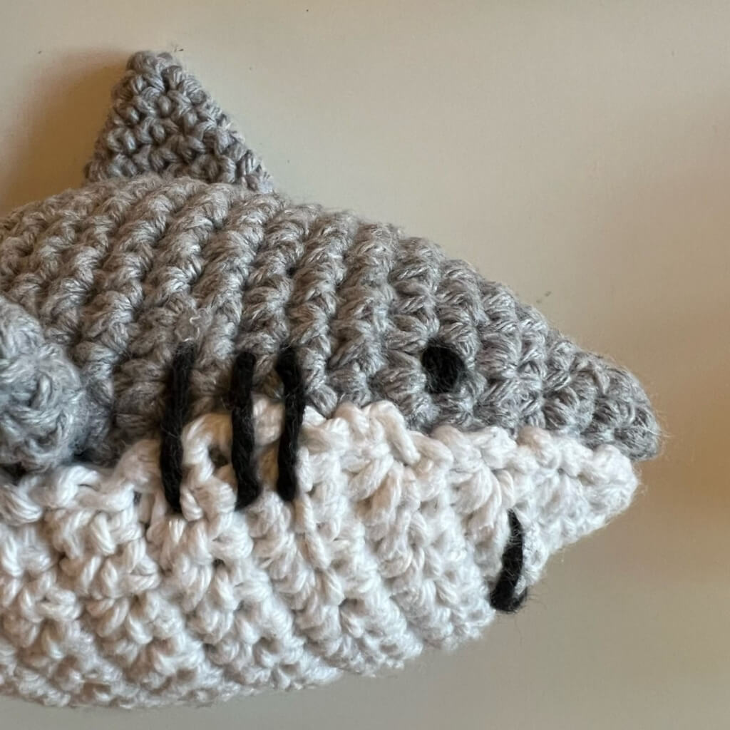 Hoooked DIY Amigurumi Shark Maverick bei bei bei bei bei bei bei bei bei bei Lieblingsgarn