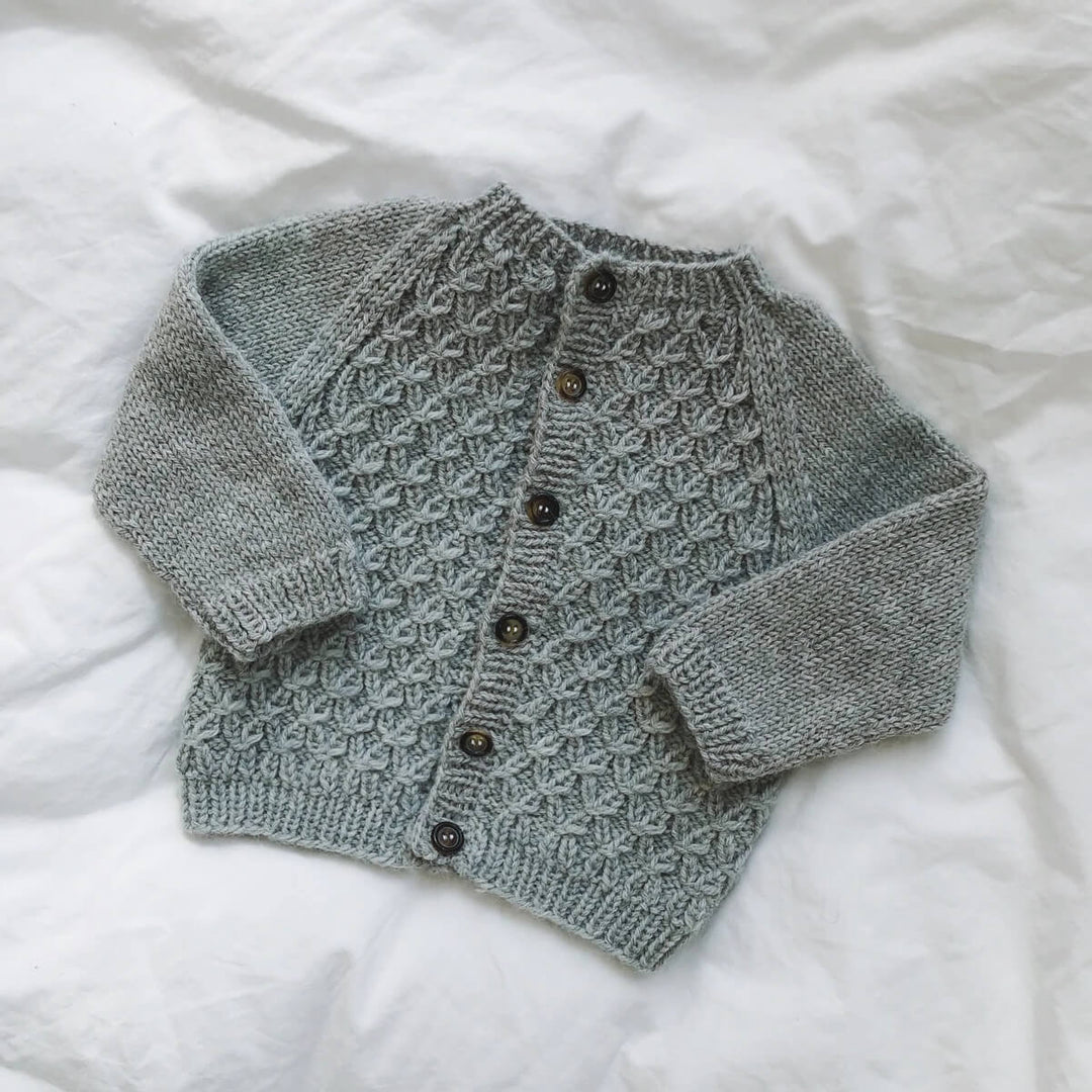 PetiteKnit Pattern Kinderstrickjacke Carls Cardigan Strickanleitung - PetiteKnit (Heft) bei bei bei bei bei bei Lieblingsgarn