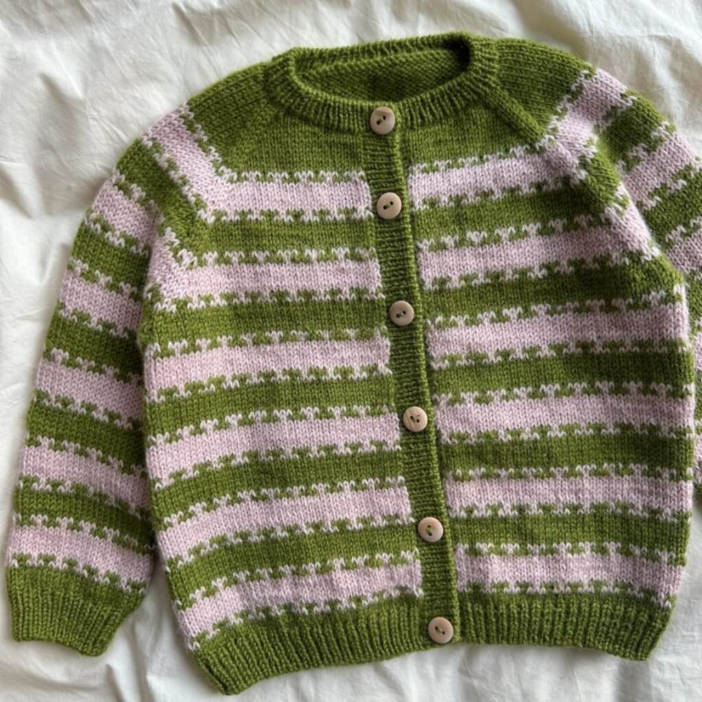 PetiteKnit Strickjacke Key Cardigan Junior Strickanleitung - PetiteKnit (Heft) bei bei bei bei bei bei bei Lieblingsgarn