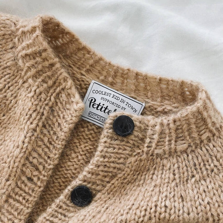 PetiteKnit Pattern Kinderstrickjacke Novice Cardigan Junior Chunky Edition Strickanleitung - PetiteKnit bei Lieblingsgarn