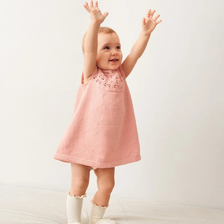 Sandnes Garn Kleid Indy Dress Baby Strickanleitung - Sandnes Garn (Heft) bei bei bei bei bei bei bei bei bei Lieblingsgarn