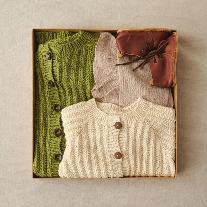 Sandnes Garn Ellis Cardigan Baby Strickanleitung - Sandnes Garn (Heft) bei bei bei bei bei bei bei bei bei bei Lieblingsgarn