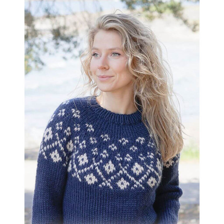 Pullover Midnight Flowers Sweater Strickanleitung - DROPS Design (PDF)