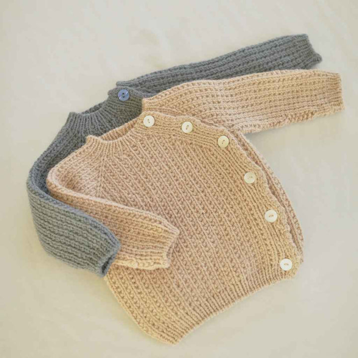 Yndestrikk Tinde Babyjacke Strickanleitung – Produktansicht bei Lieblingsgarn