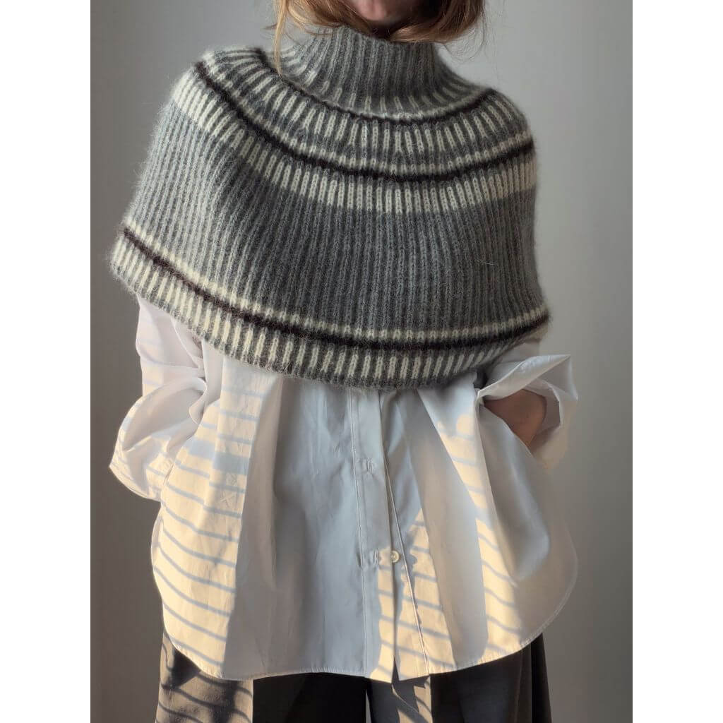 Morecaknit Flow Capelet Strickanleitung - Moreca Knit (PDF) – Produktansicht bei bei bei bei bei bei bei bei Lieblingsgarn
