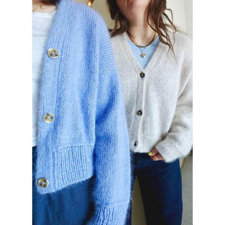 wemadewardrobe Maja Cardigan V-Neck Strickanleitung - wemadewardrobe (PDF) bei bei bei bei bei bei bei bei Lieblingsgarn