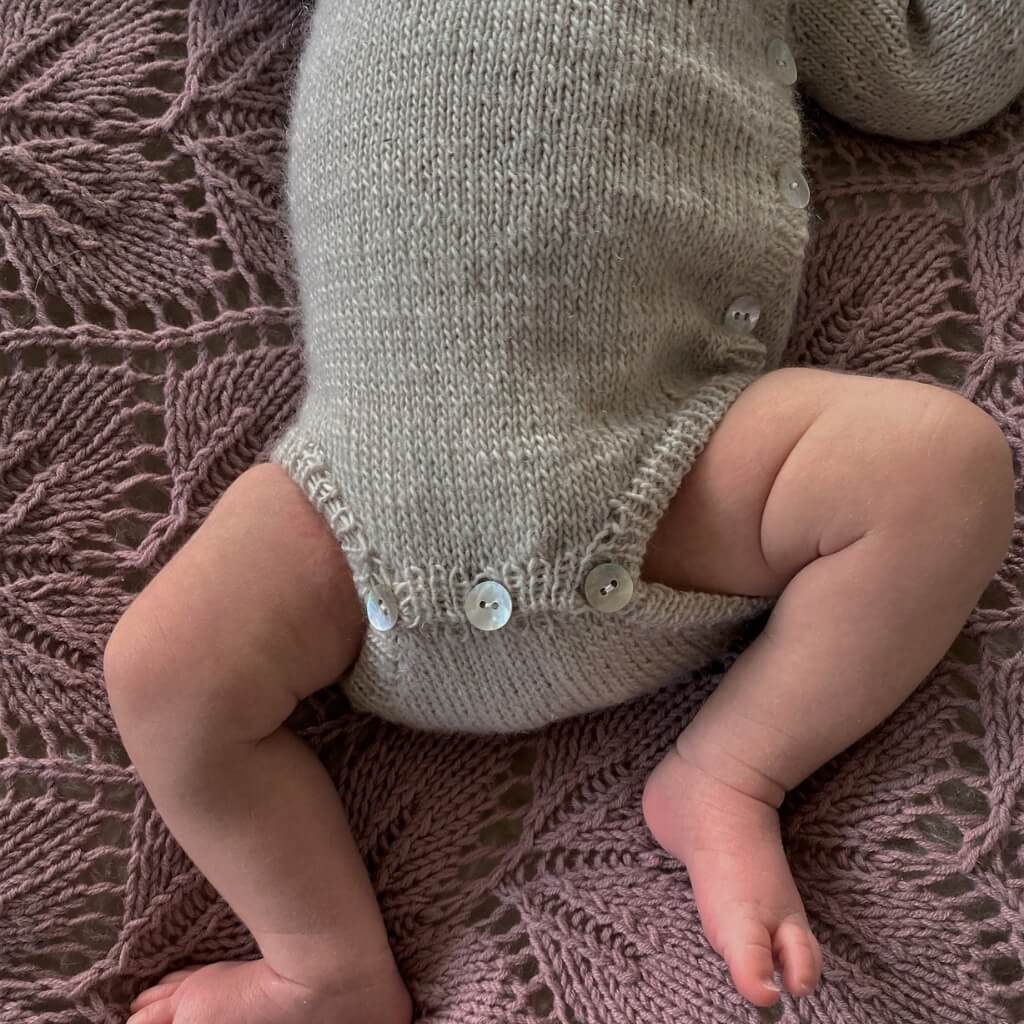 Yndestrikk Pattern Baby Knöpfebody Strickanleitung - Yndestrikk (PDF) bei bei bei bei bei bei bei bei bei bei Lieblingsgarn