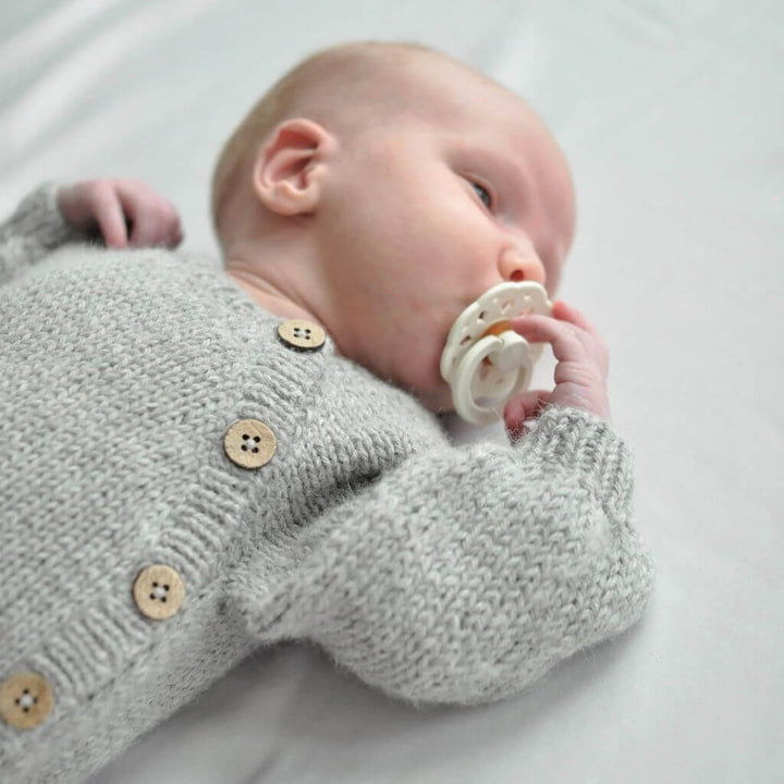 Yndestrikk Pattern Langer Babystrampler Strickanleitung - Yndestrikk (PDF) bei bei bei bei bei bei bei bei Lieblingsgarn